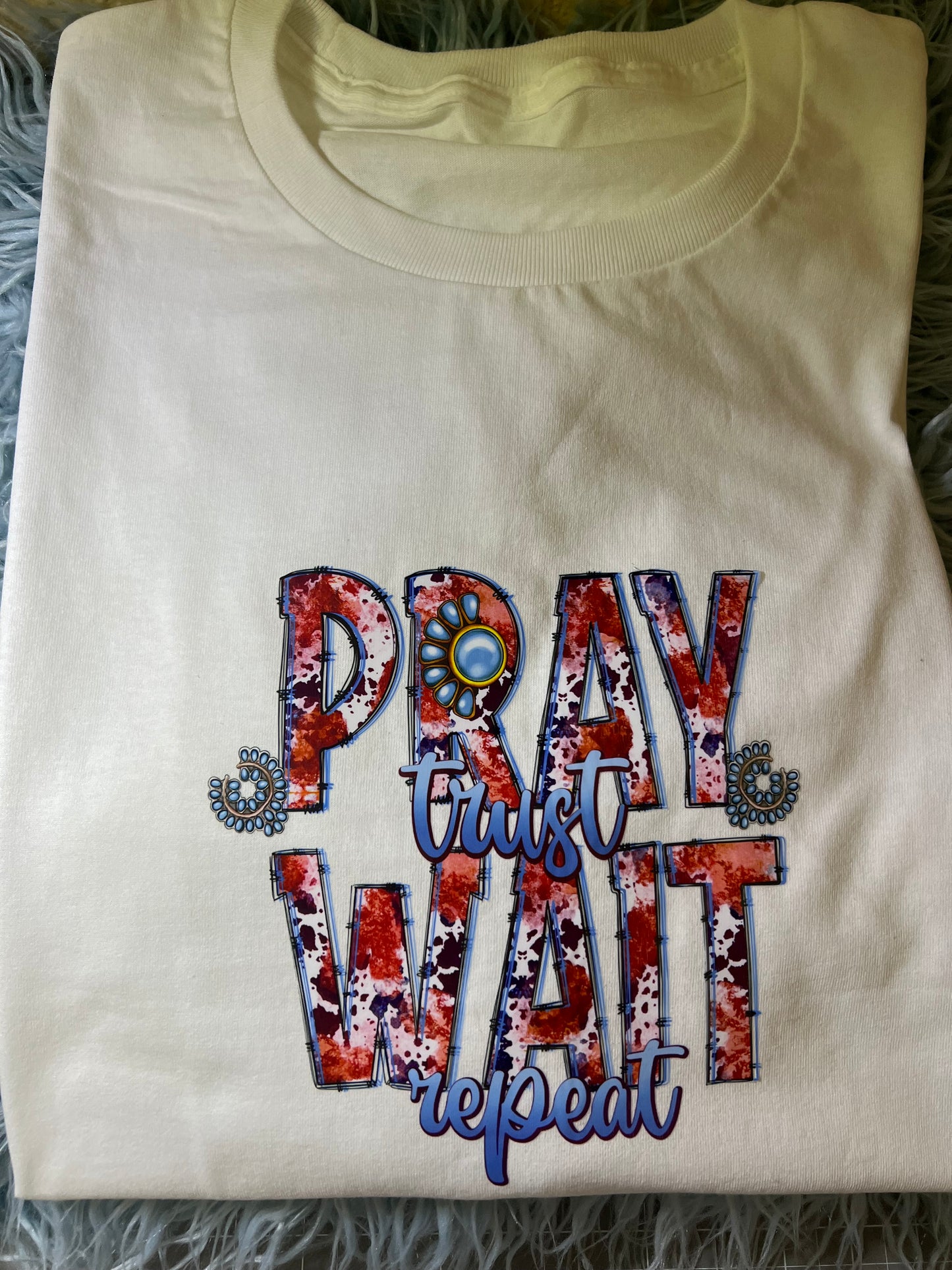 PRAY TRUST WAIT REPEAT GRAPHIC TEE SHIRT